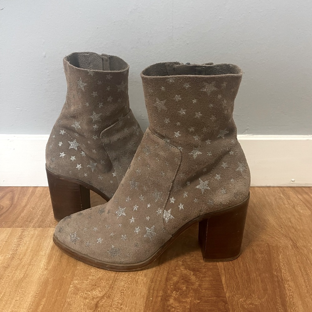 Suede ankle boots with silver stars